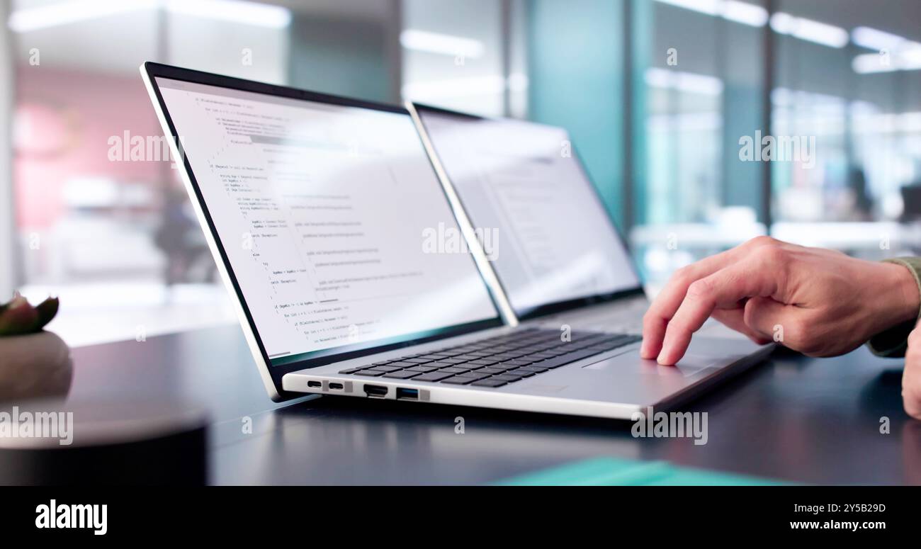 Codificatore che utilizza il computer alla scrivania. Sviluppatore Web Foto Stock