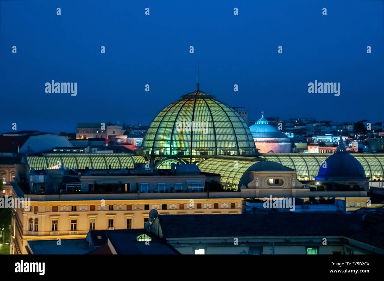 La suggestiva architettura della cupola della Galleria Umberto i di notte vista dall'alto - Napoli Foto Stock