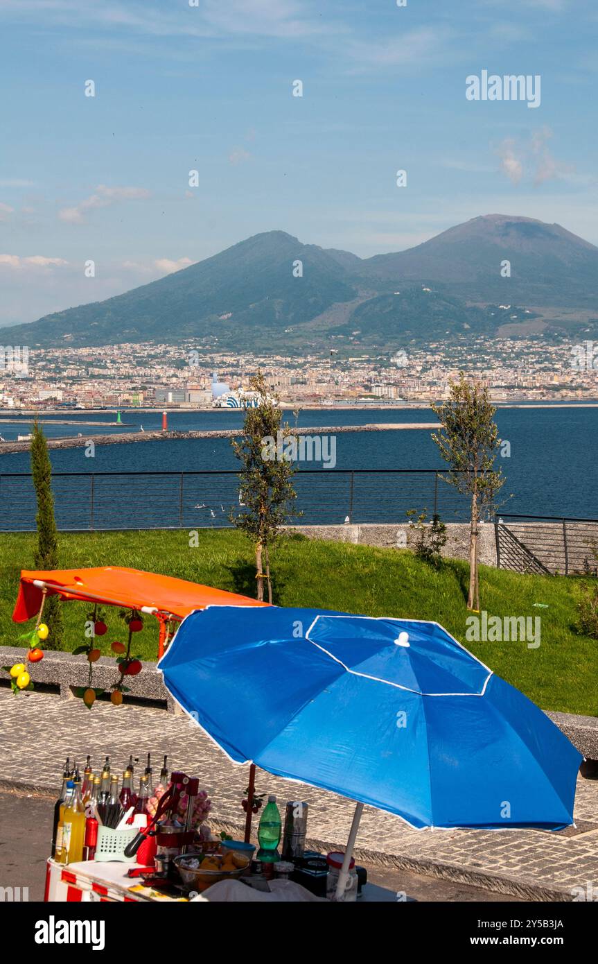 Un chiosco che serve granita con vista sul Vesuvio dal belvedere del Monte Echia, accessibile tramite l'ascensore Acton. Napoli Foto Stock