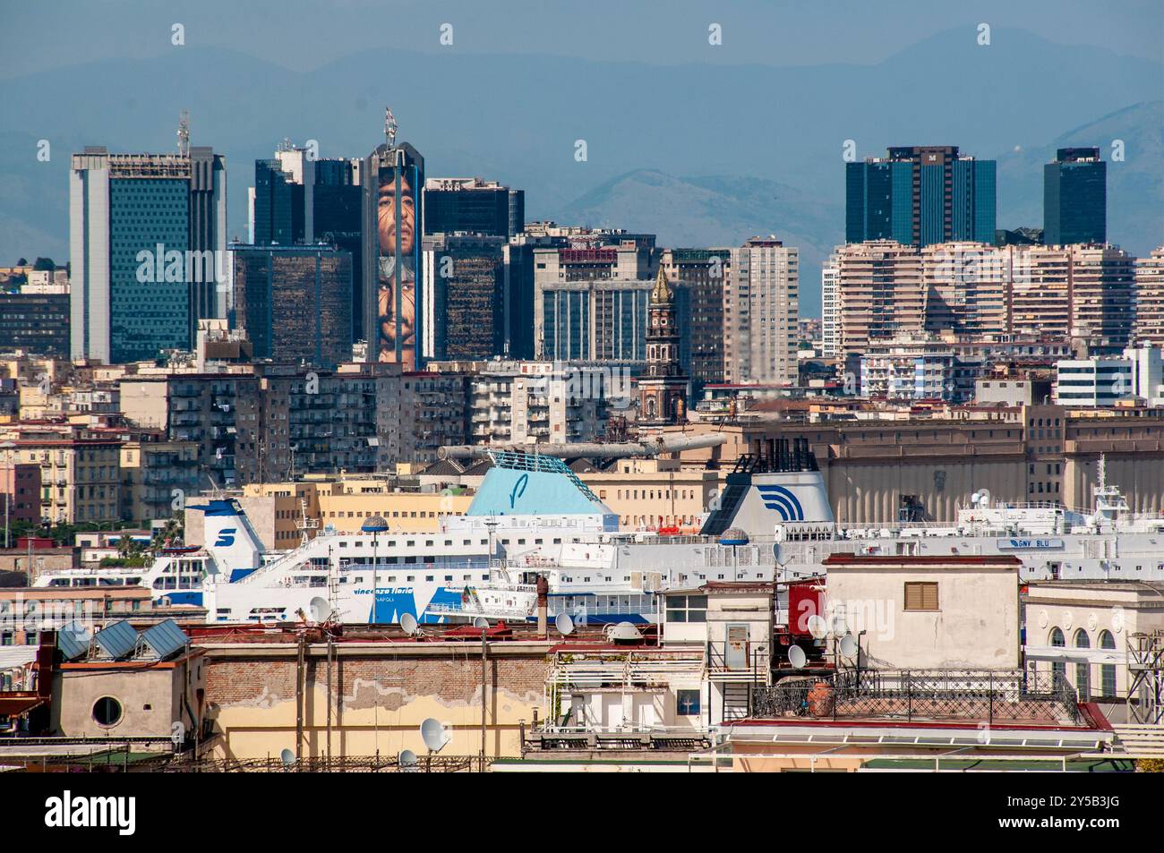 Vista di una nave da crociera con l'imponente architettura dei grattacieli del Centro direzionale di Napoli sullo sfondo. Italia Foto Stock