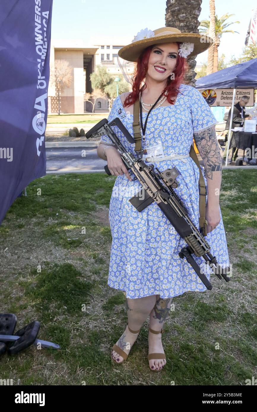 Lauren Snyder di Women for Gun Rights posa per una foto all'11th Annual Celebrate & Protect the 2nd Amendment/Right to Keep & Bear Arms Rally and Celebration in Phoenix, Arizona. Gli Stati Uniti affrontano il 28° più alto tasso di mortalità globale per violenza da fuoco, con più di 2023 sparatorie di massa rispetto ai giorni in una settimana. Le armi, centrali nella società americana a causa del secondo emendamento, simboleggiano l'identità personale e contribuiscono alla polarizzazione politica. STATI UNITI. Foto Stock