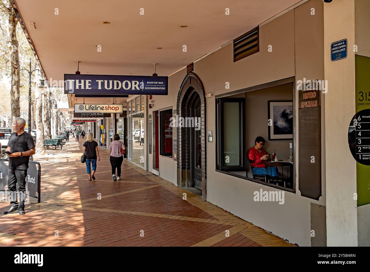 Il Tudor Hotel si trova di fronte al negozio in Peel Street a Tamworth, nuovo Galles del Sud, Australia Foto Stock