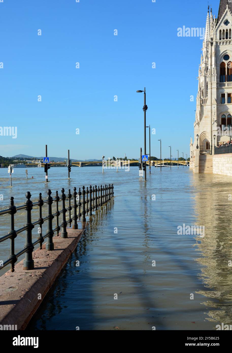 Fiume Danubio traboccante a Budapest, Ungheria. Mostra la peggiore inondazione della storia della città, con livelli d'acqua drammatici e una potente forza naturale Foto Stock