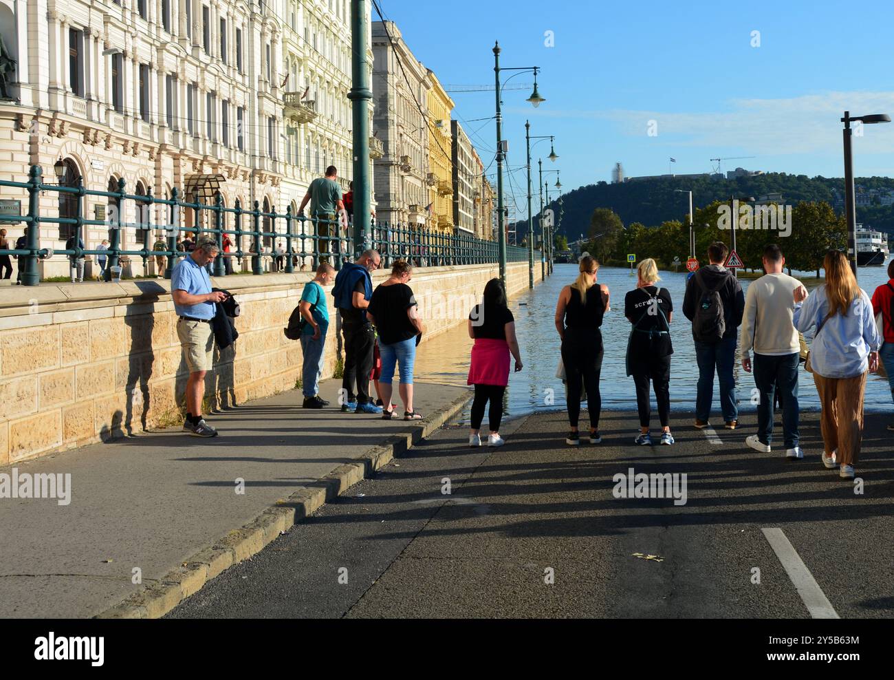 Fiume Danubio traboccante a Budapest, Ungheria. Mostra la peggiore inondazione della storia della città, con livelli d'acqua drammatici e una potente forza naturale Foto Stock