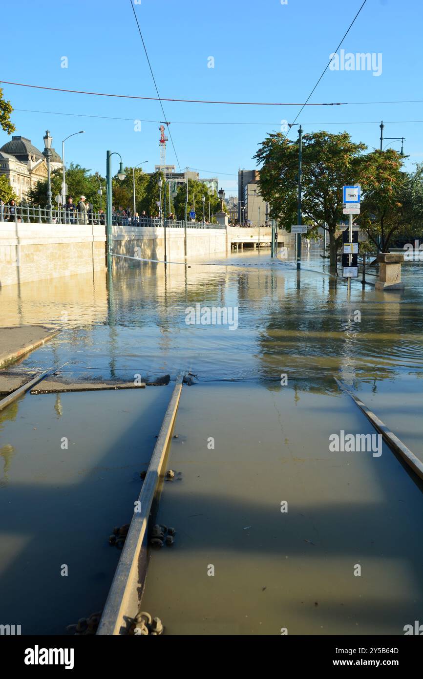 Fiume Danubio traboccante a Budapest, Ungheria. Mostra la peggiore inondazione della storia della città, con livelli d'acqua drammatici e una potente forza naturale Foto Stock