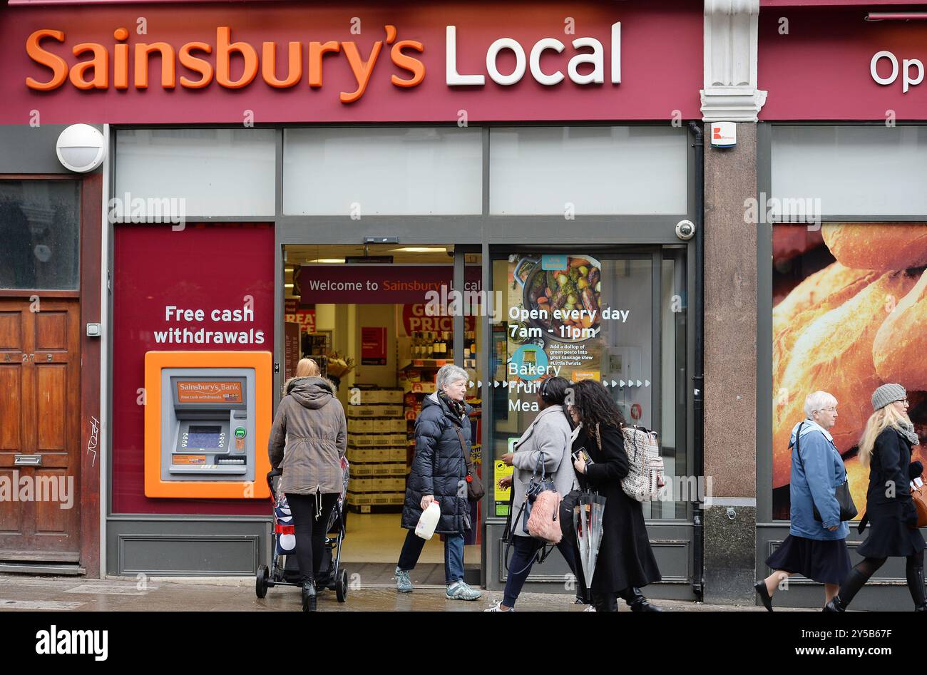 Foto del file datata 12/01/16, gli acquirenti entrano in un mini mercato locale di Sainsbury, a Woodford Green Essex. I consumatori che acquistano i loro prodotti alimentari nei minimarket potrebbero pagare fino a un quinto in più rispetto alle filiali più grandi dello stesso supermercato, secondo uno studio di quale? Confrontando il costo di 42 articoli di alimentari popolari presso le catene di convenienza Morrisons Daily, Sainsbury's Local e Tesco Express con i prezzi dei loro supermercati full-size in tre occasioni a giugno e luglio, controllando anche gli sconti sul programma fedeltà. Data di pubblicazione: Sabato 21 settembre 2024. Foto Stock