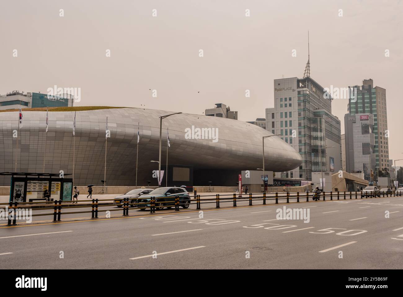 Vista sulla strada del Dongdaemun Design Plaza a Seoul, Corea Foto Stock