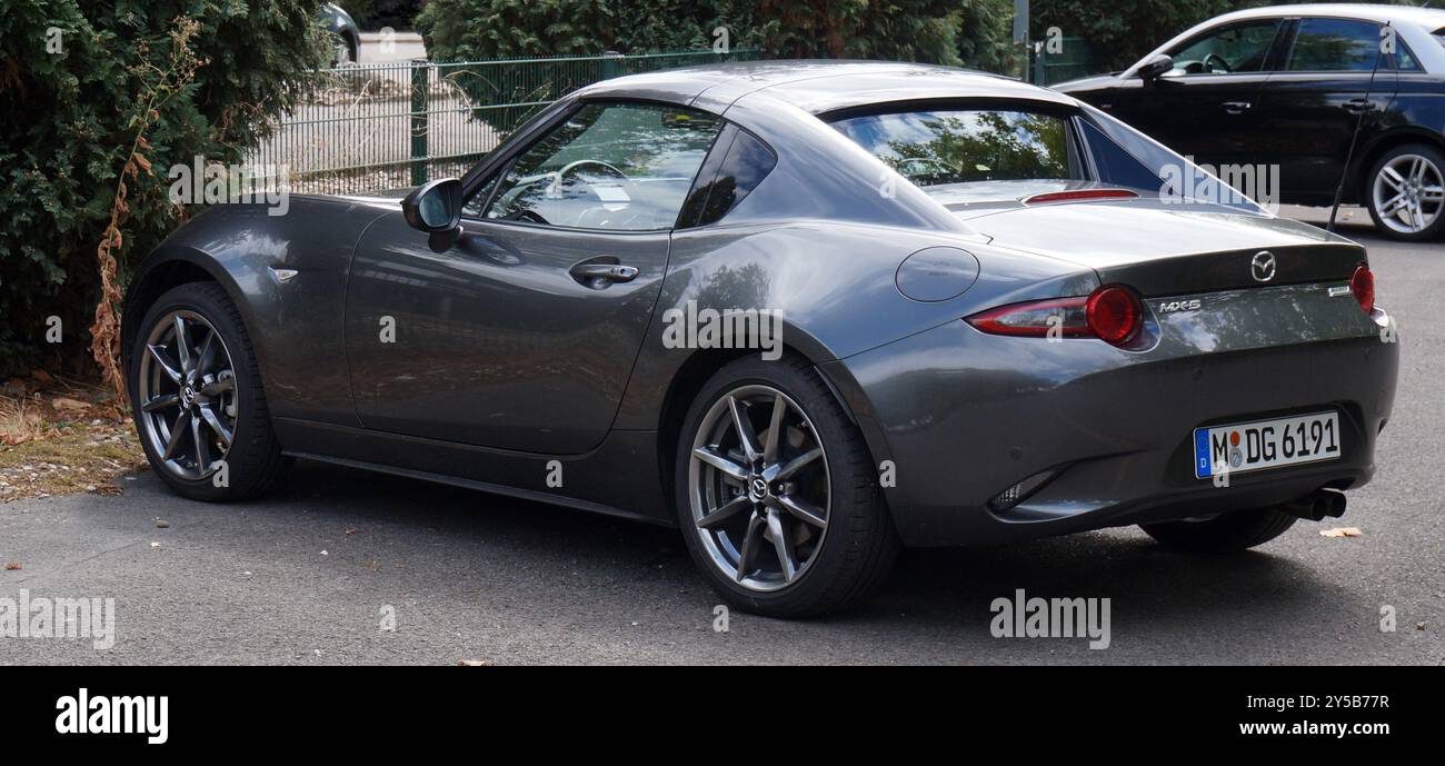 Sendenhorst - Germania 13 agosto 2018 Una Mazda MX5 grigio scuro è parcheggiata Foto Stock