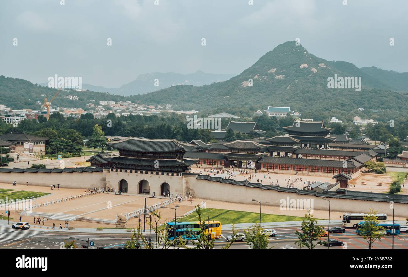 Vista aerea del Palazzo Gyeongbokgung dal tetto del Museo Nazionale di storia Contemporanea coreana a Seoul, Corea Foto Stock