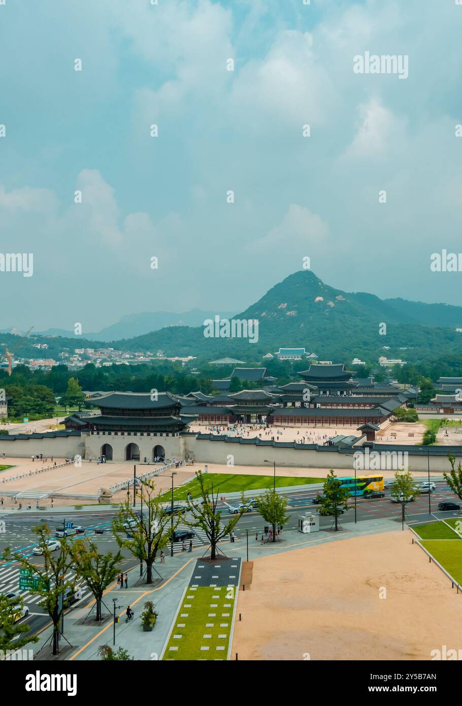 Vista aerea del Palazzo Gyeongbokgung dal tetto del Museo Nazionale di storia Contemporanea coreana a Seoul, Corea Foto Stock