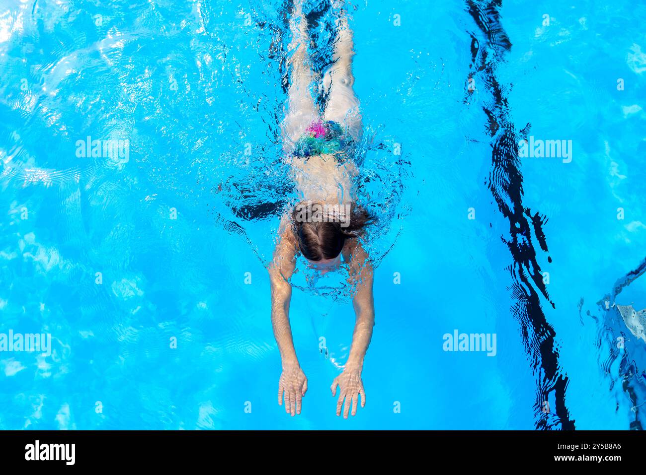 CREATIVO - Sommer 2024 - Freibad schwimmen Deutschland - 13. Settembre 2024: CREATIVE Eine Frau Model schwimmt ohne Bikini-Oberteil in einem öffentlic Foto Stock