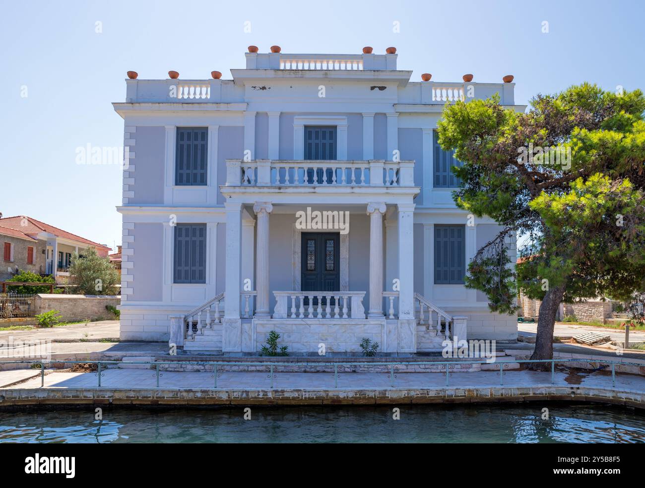 Architettura e vecchi edifici nella città di Vathy, la capitale dell'isola di Itaca, in Grecia Foto Stock