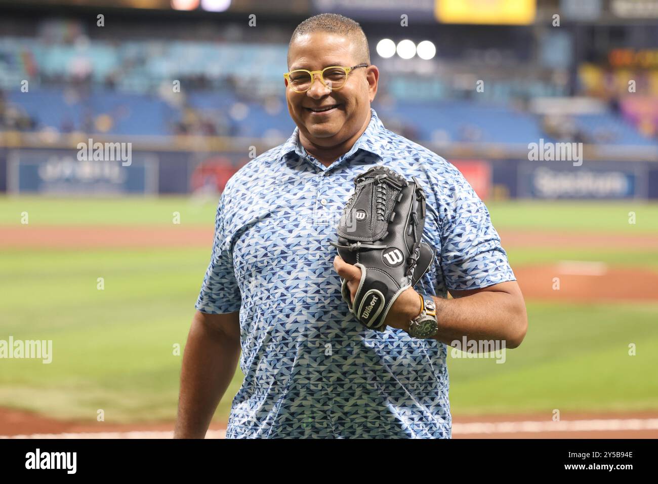 St. Petersburg, FL: Luis Clemente, figlio del grande baseball Roberto Clemente, prese parte al primo lancio cerimoniale prima di una partita della MLB tra i Ta Foto Stock