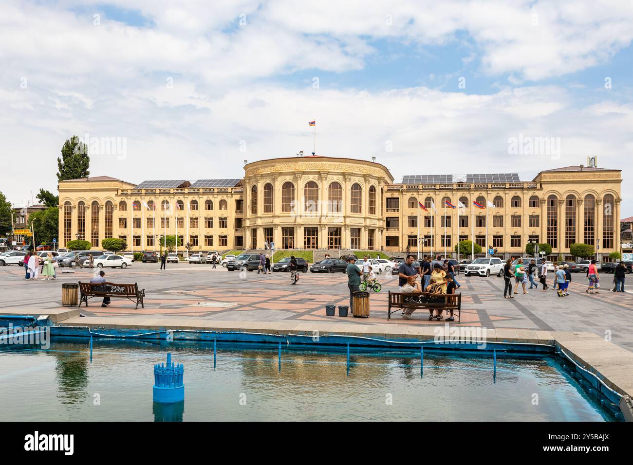 Gyumri, Armenia - 19 luglio 2024: Veduta del Municipio di Gyumri dalla piscina della fontana in Piazza Vardanants nella città di Gyumri durante il nuvoloso giorno estivo Foto Stock