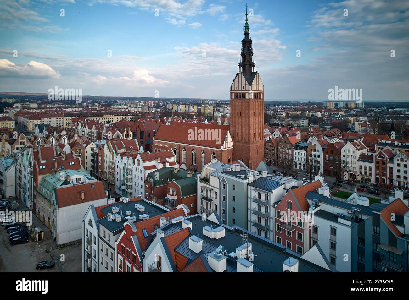 Vista aerea della città vecchia di Elbląg con la torre gotica della chiesa e l'architettura storica, Polonia Foto Stock