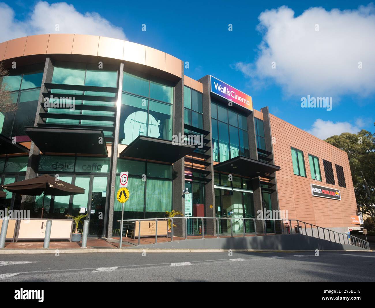 Vista esterna del centro commerciale Mitcham e del complesso cinematografico Wallis in una giornata di sole nell'Australia meridionale, Australia. Foto Stock