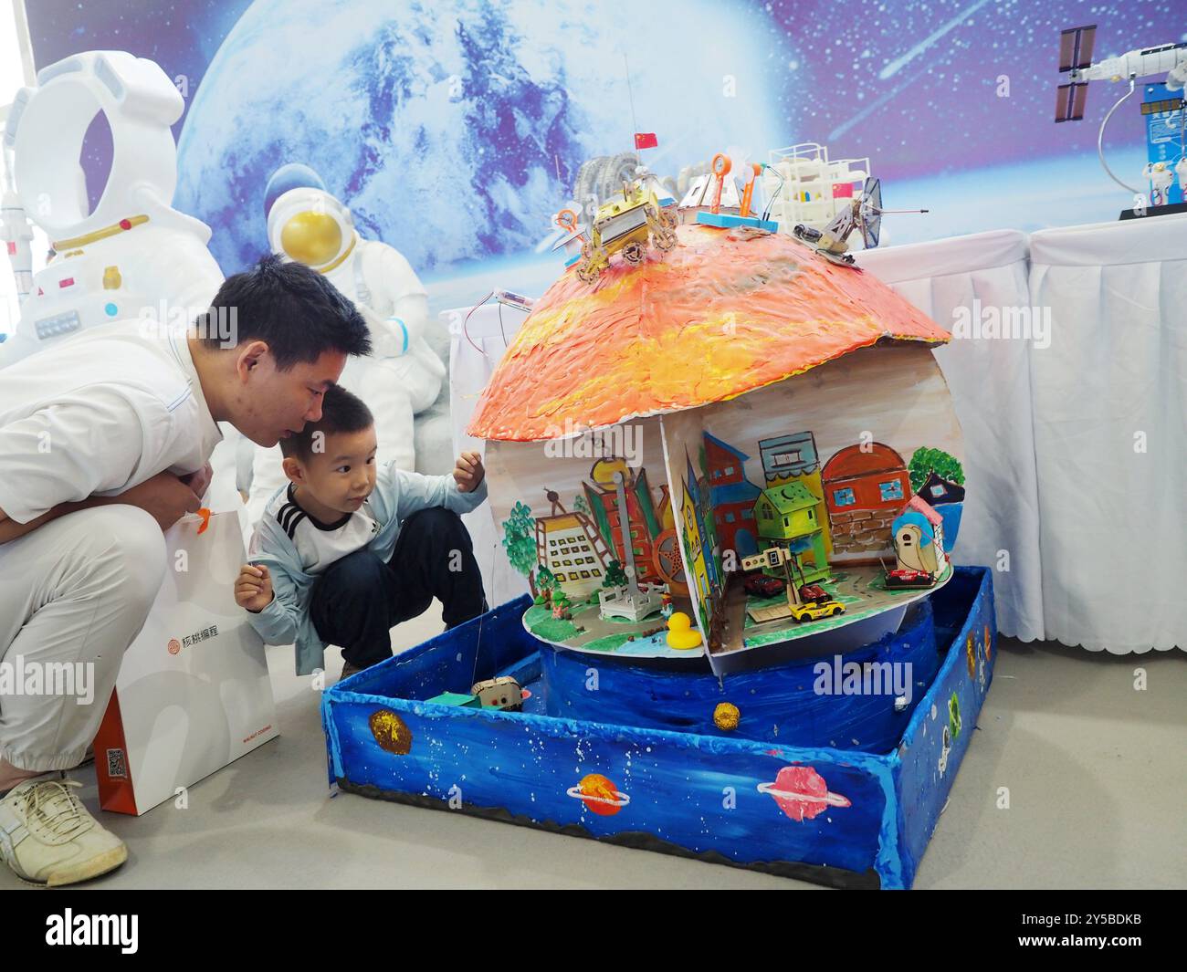 PECHINO, CINA - 21 SETTEMBRE 2024 - i visitatori osservano un modello di casa Marte realizzato dagli studenti delle scuole primarie durante il National Science Popular del 2024 Foto Stock