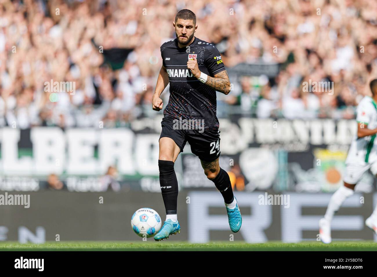 Firo : 14.09.2024, calcio, 1. Campionato, 1. Bundesliga, Borussia Monchengladbach - VfB Stuttgart Jeff Chabot (VfB Stuttgart) azione individuale, figura intera, Foto Stock