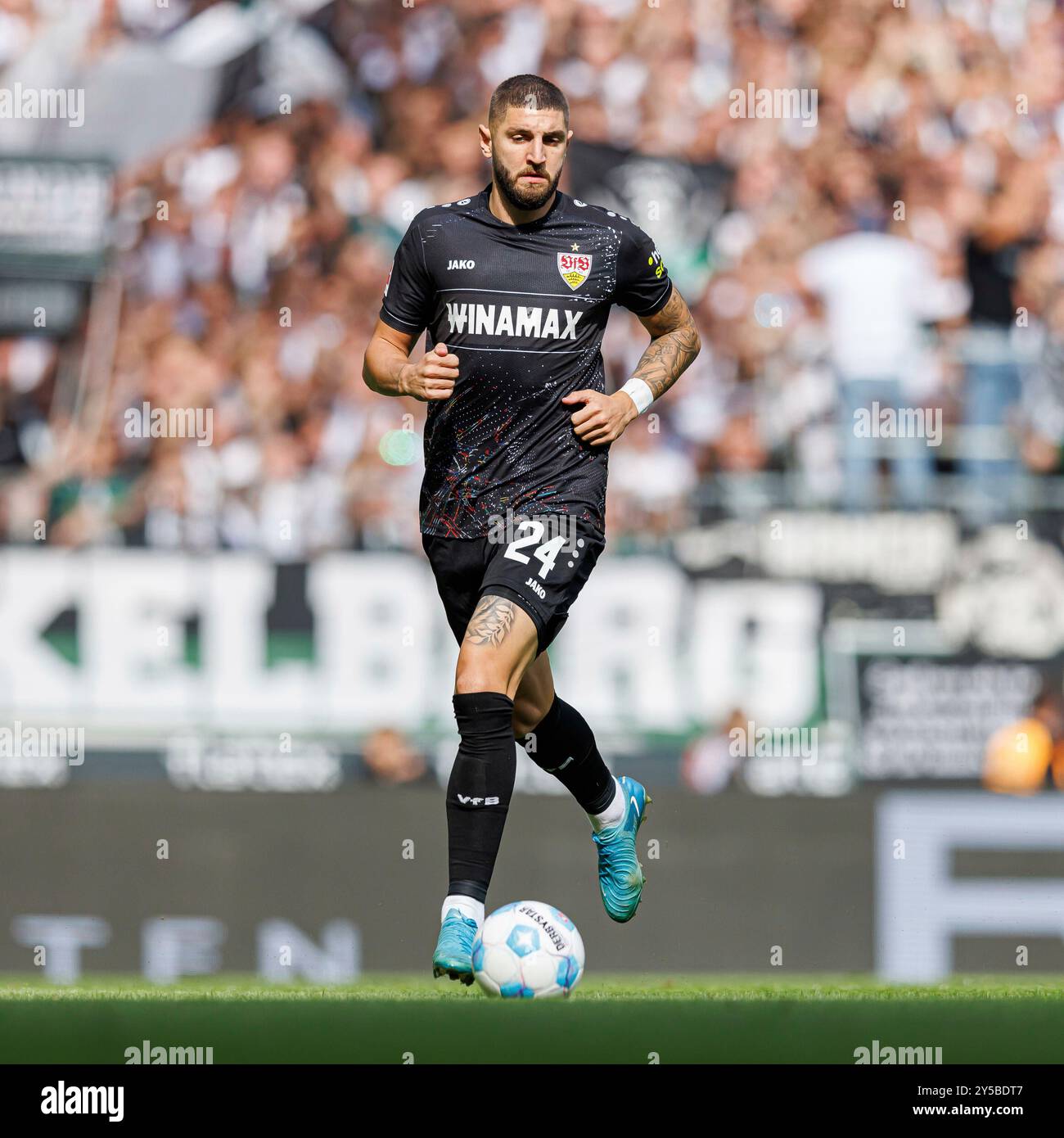 Firo : 14.09.2024, calcio, 1. Campionato, 1. Bundesliga, Borussia Monchengladbach - VfB Stuttgart Jeff Chabot (VfB Stuttgart) azione individuale, figura intera, Foto Stock