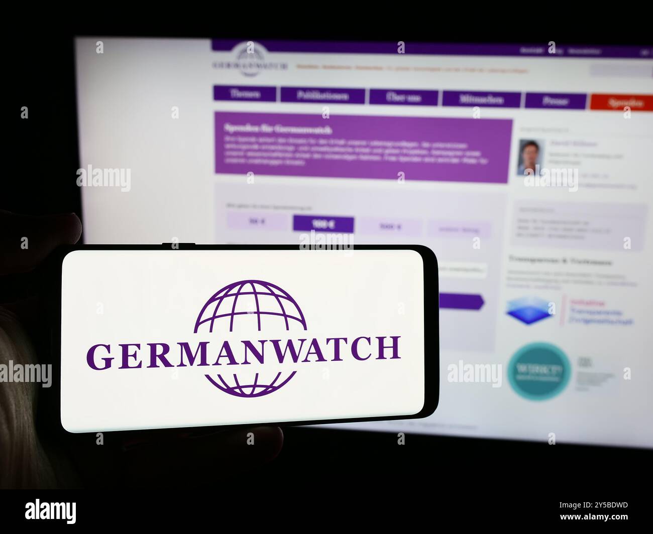 Germania. 19 agosto 2024. In questa immagine, il logo dell'organizzazione non governativa tedesca Germanwatch e.V. viene visualizzato su uno schermo dello smartphone con uno sfondo del sito Web dell'organizzazione. (Immagine di credito: © Timon Schneider/SOPA Images via ZUMA Press Wire) SOLO PER USO EDITORIALE! Non per USO commerciale! Foto Stock