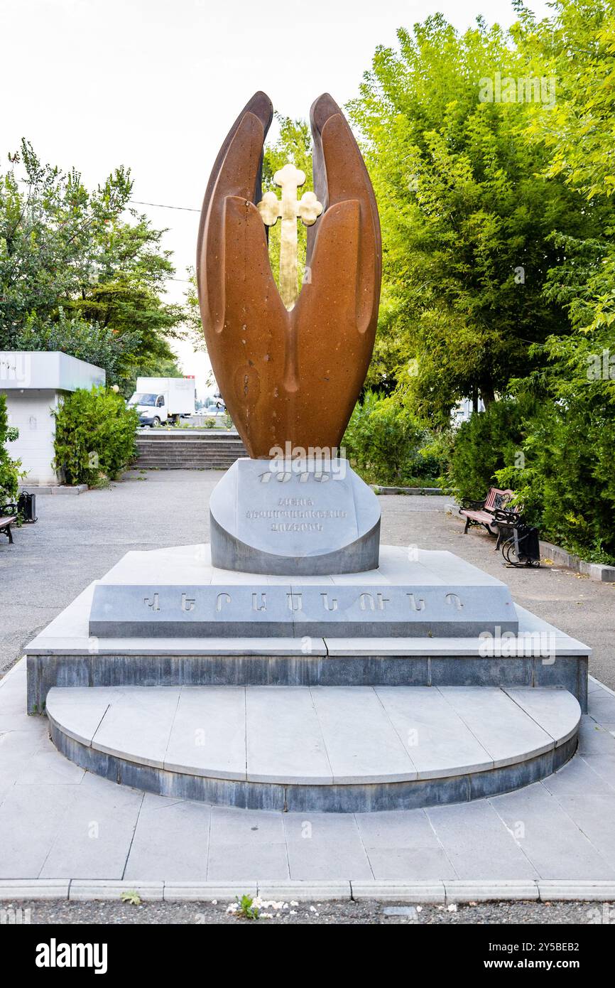 Gyumri, Armenia - 19 luglio 2024: memoriale alle vittime del genocidio armeno nel parco Bagratunyats nella città di Gyumri al crepuscolo estivo serale Foto Stock