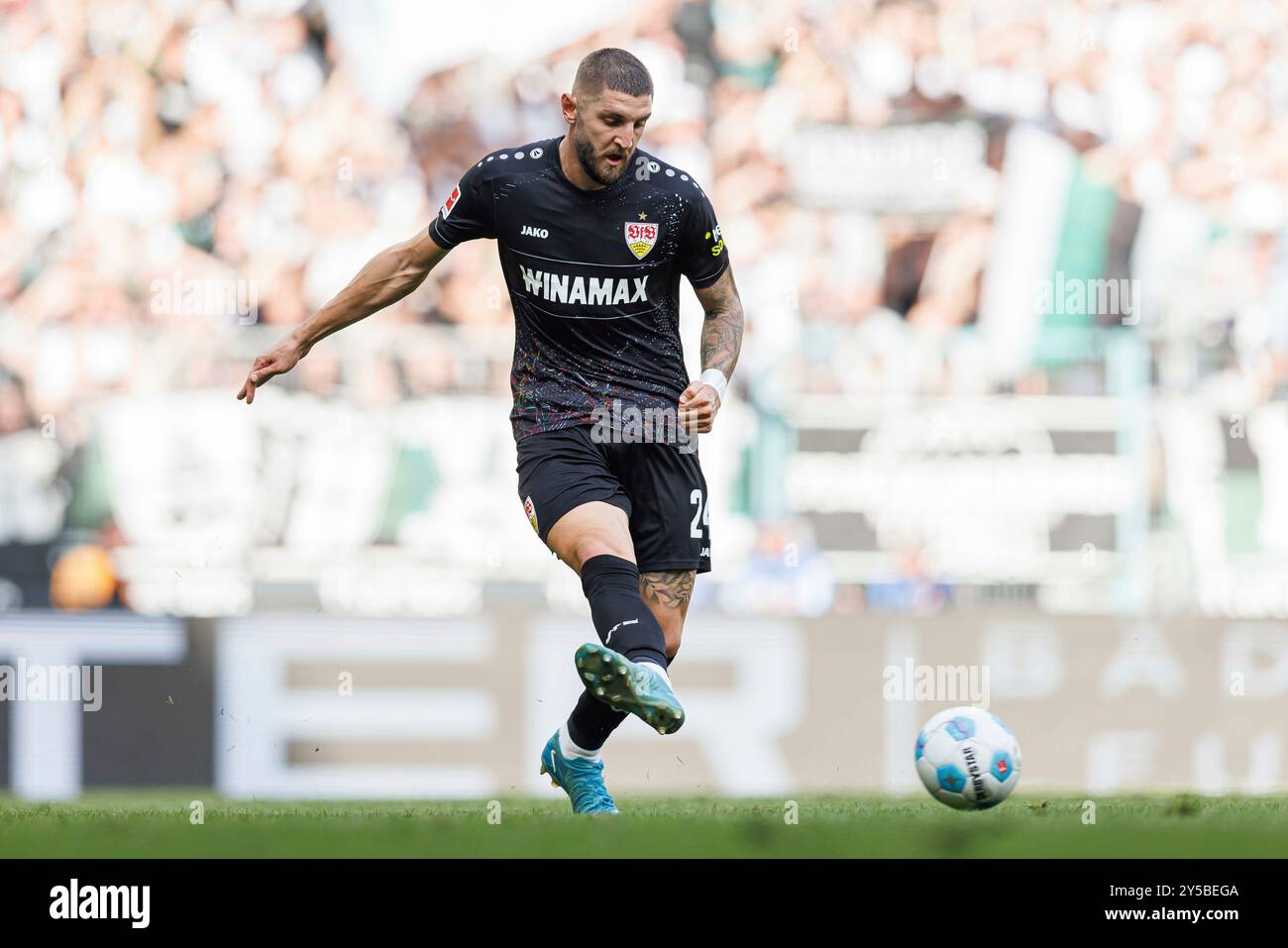 Firo : 14.09.2024, calcio, 1. Campionato, 1. Bundesliga, Borussia Monchengladbach - VfB Stuttgart Jeff Chabot (VfB Stuttgart) azione individuale, figura intera, Foto Stock