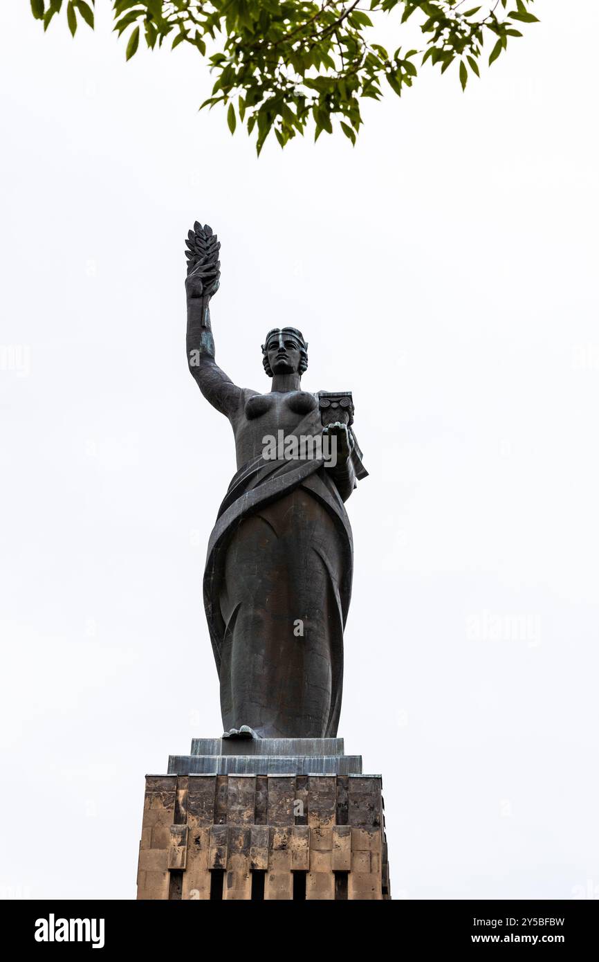 Gyumri, Armenia - 20 luglio 2024: Figura di madre Armenia (Mair Hayastan) al monumento nella città di Gyumri nella nuvolosa giornata estiva Foto Stock