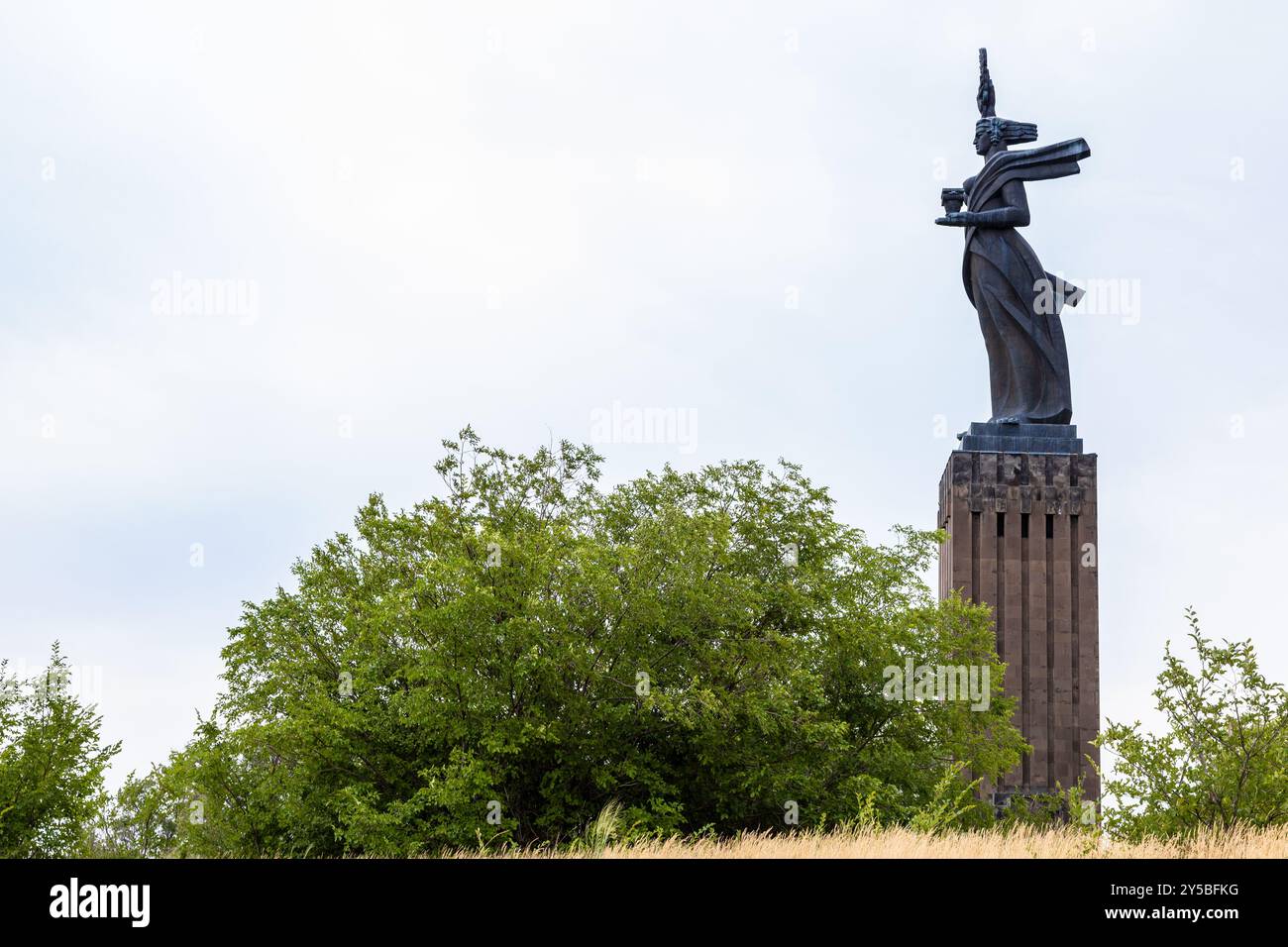 Gyumri, Armenia - 20 luglio 2024: Veduta del monumento a madre Armenia (Mair Hayastan) nella città di Gyumri nella nuvolosa giornata estiva Foto Stock