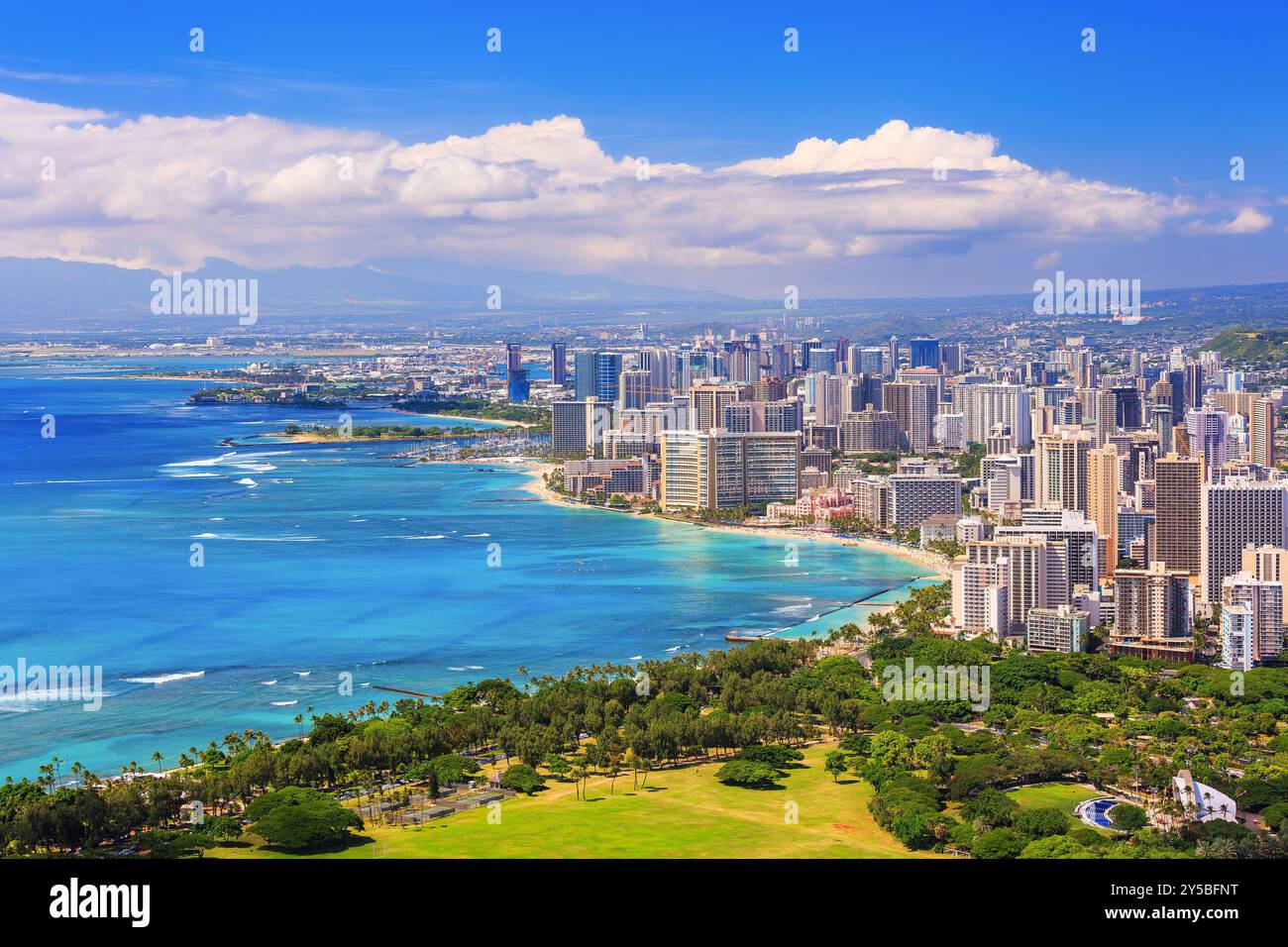 Skyline di Honolulu, Hawaii e l'area circostante, inclusi gli hotel e gli edifici di Waikiki Beach. Foto Stock