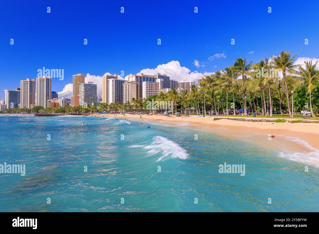 Skyline di Honolulu, Hawaii e l'area circostante, inclusi gli hotel e gli edifici di Waikiki Beach. Foto Stock