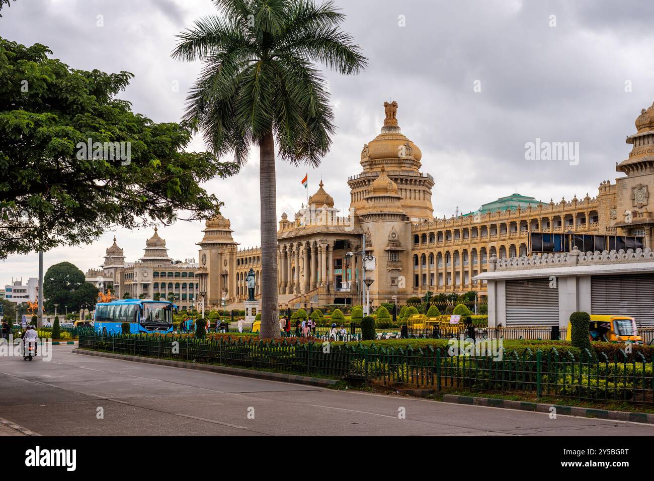 Bengaluru Karnataka India 8 settembre 2024 Karnataka edificio legislativo Vidhana Soudha che ospita l'assemblea legislativa come visto dal Dr. B. R.. Foto Stock