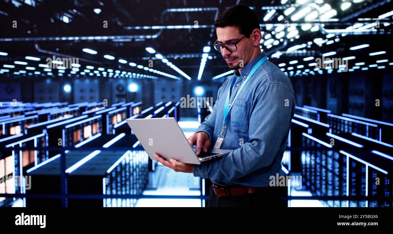 Sala server nel data center. Cloud computer Engineer Configurazione della tecnologia di intelligenza artificiale Foto Stock