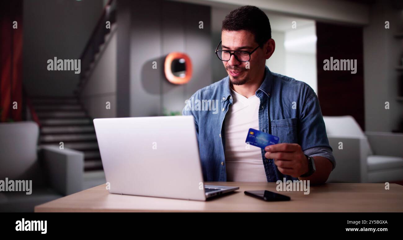 Shopping online su notebook. Negozio Internet. Vendita al consumo Foto Stock