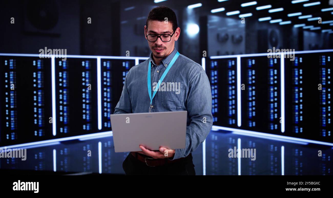 Analyst Engineer in Cloud Data Center che utilizza il computer Foto Stock