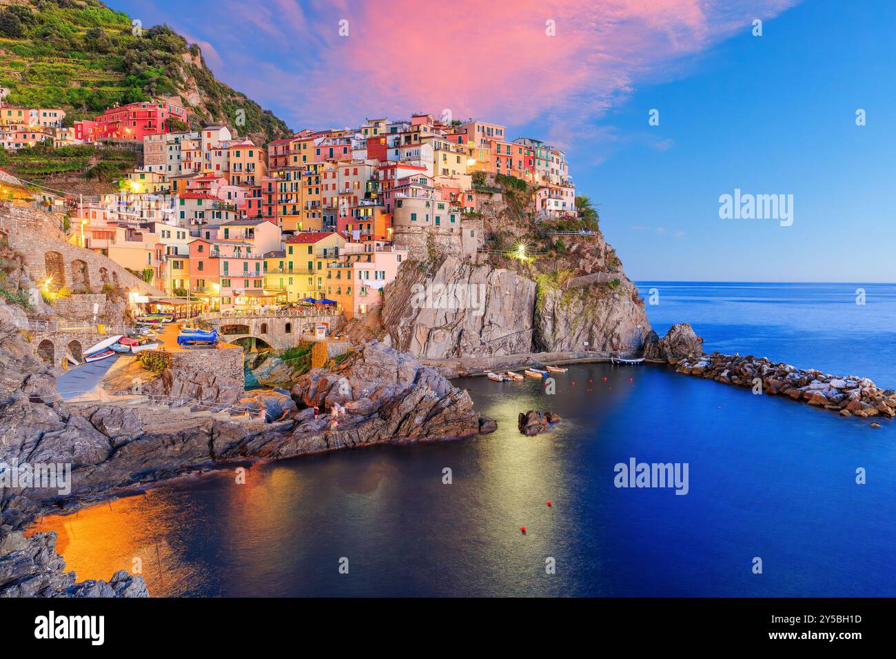 Il villaggio di Manarola al tramonto. Parco Nazionale delle Cinque Terre Liguria Italia. Foto Stock