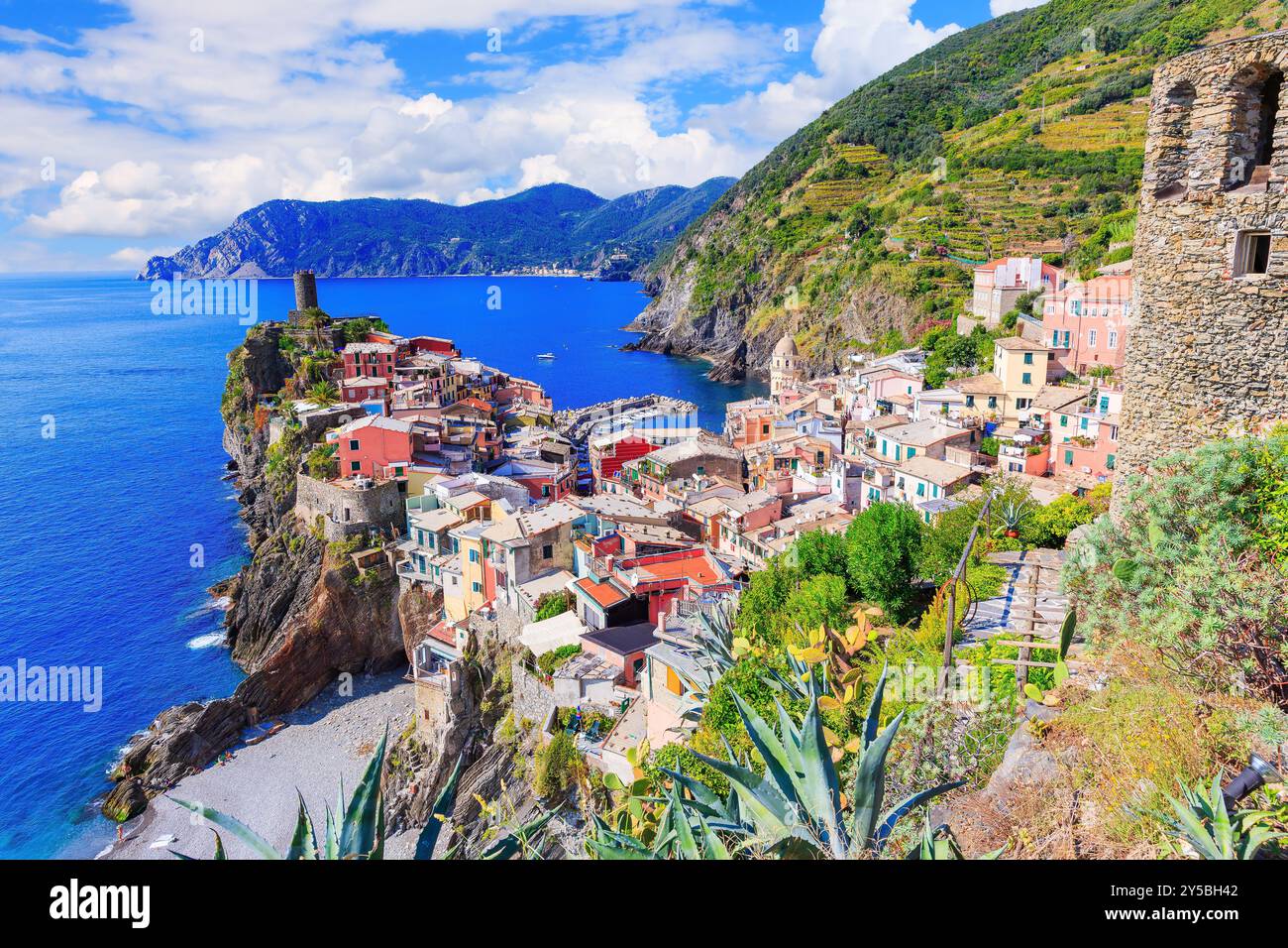 Vernazza village e della linea costiera. Parco Nazionale delle Cinque Terre Liguria Italia. Foto Stock