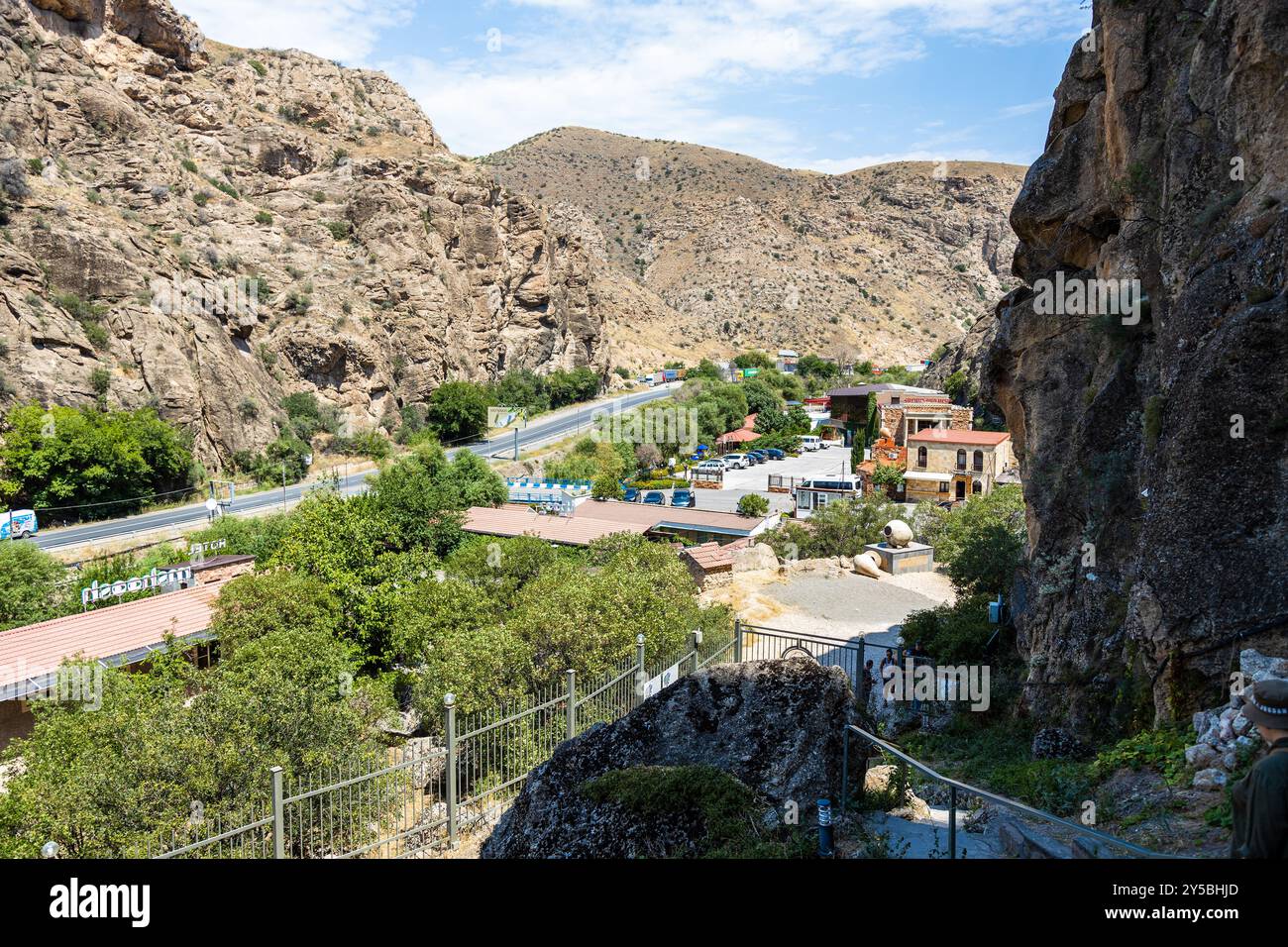 Areni, Armenia - 3 agosto 2024: Sopra la vista dell'area turistica vicino al sito di Areni - 1 complesso di grotte, Armenia il giorno d'estate Foto Stock