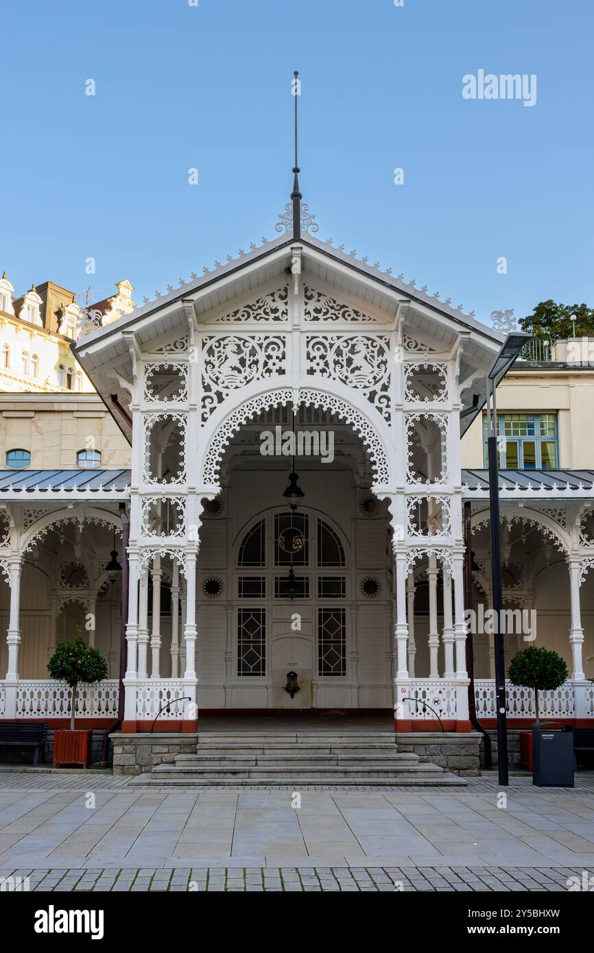 Karlovy Vary, Repubblica Ceca - 12 agosto 2024: Market Colonnade Trzni Kolonada Buildt in legno bianco in stile svizzero. Foto Stock