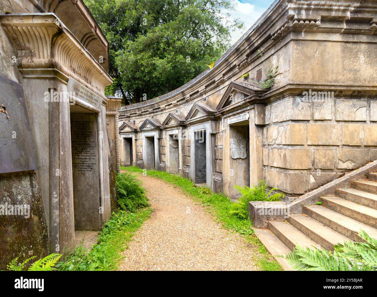 Circle of Lebanon: Un magnifico anello circolare doppio di mausolei e tombe nel cimitero di Highgate Londra Regno Unito Foto Stock