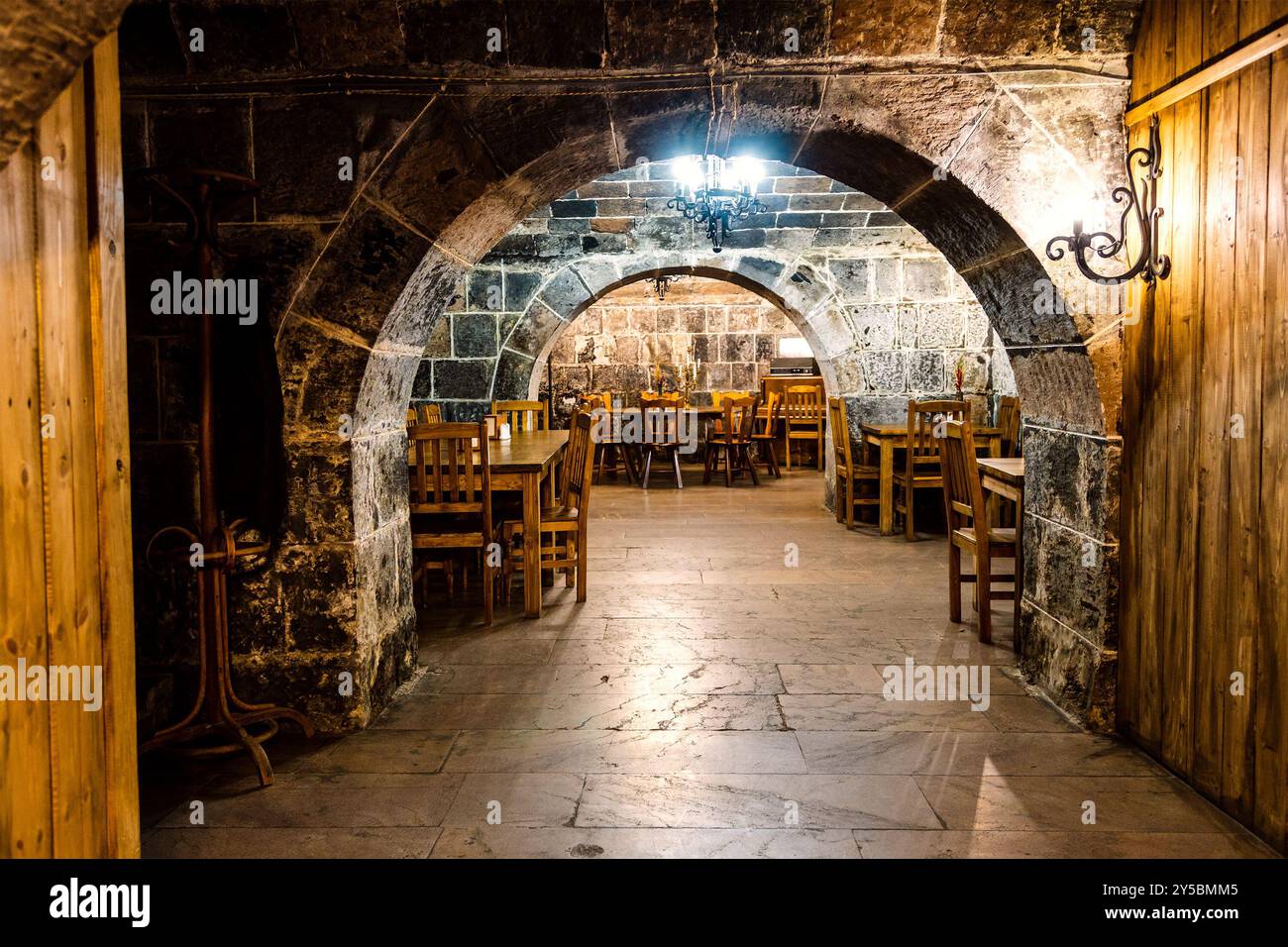 interno di una vecchia taverna in pietra pavimento sotterraneo antica casa urbana Foto Stock