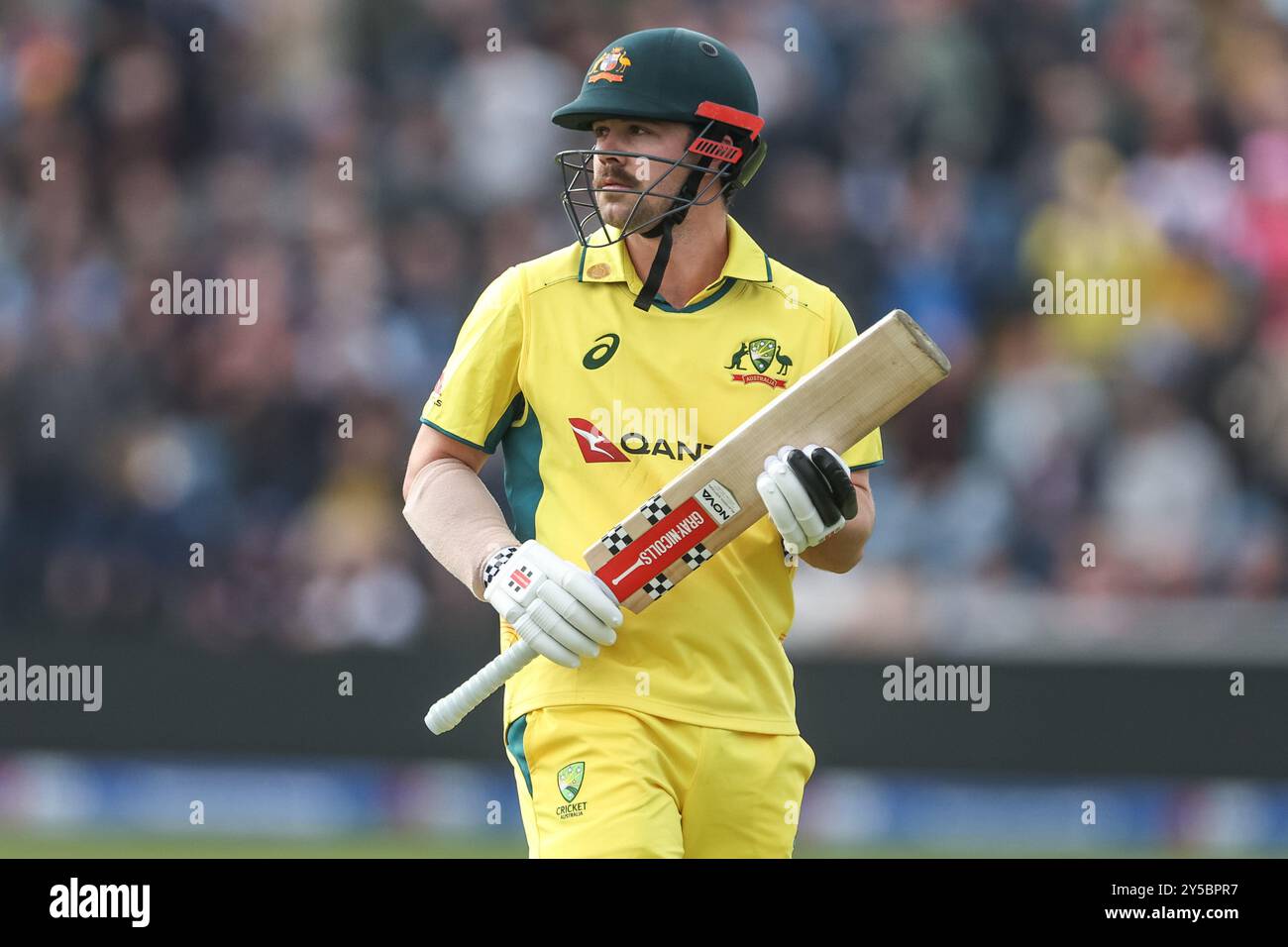 Un defunto Travis Head of Australia lascia il campo di gioco dopo essere stato catturato da Olly Stone of England durante la seconda Metro Bank One Day International England vs Australia a Headingley Cricket Ground, Leeds, Regno Unito, 21 settembre 2024 (foto di Mark Cosgrove/News Images) Foto Stock