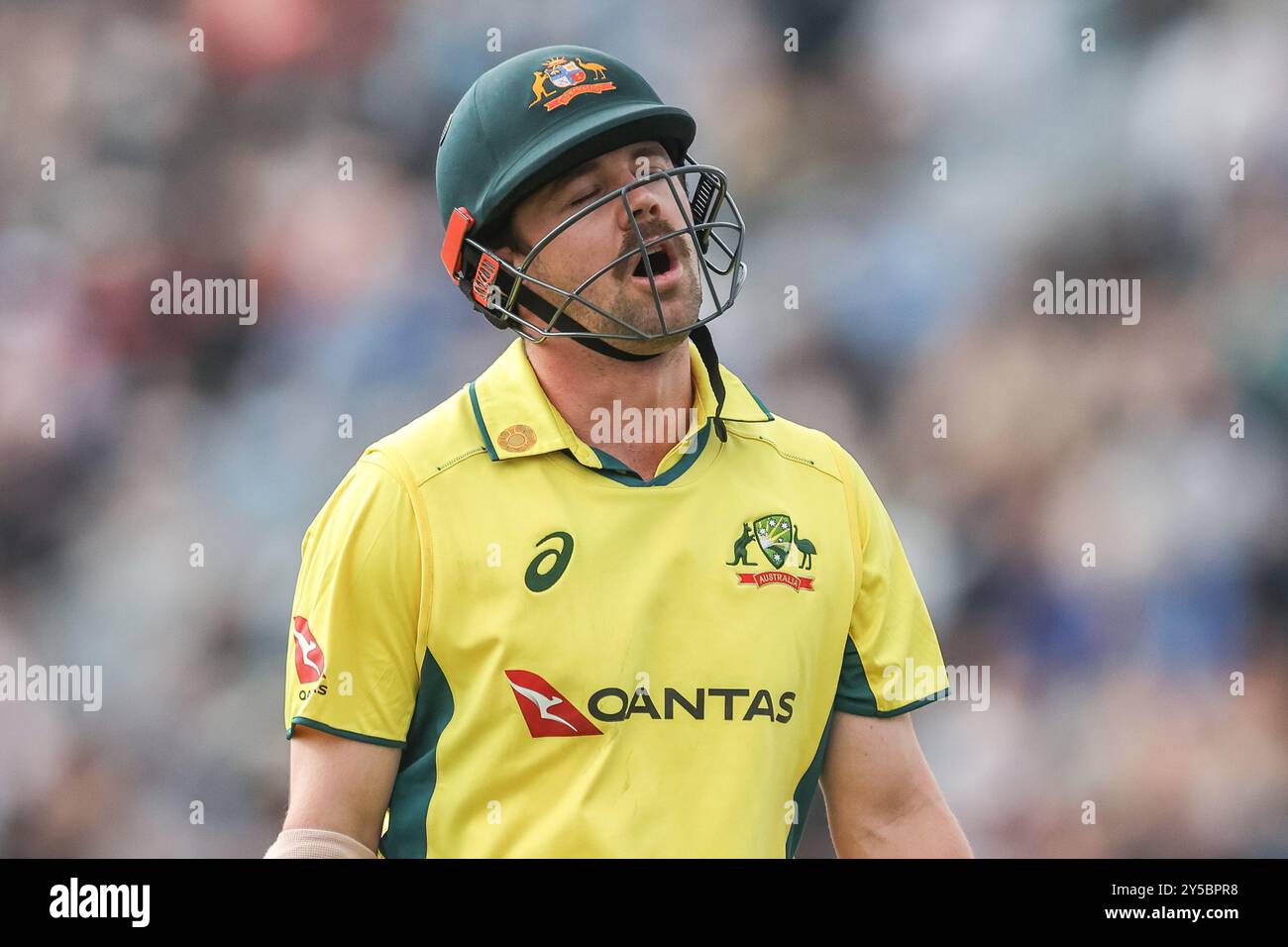 Un defunto Travis Head of Australia lascia il campo di gioco dopo essere stato catturato da Olly Stone of England durante la seconda Metro Bank One Day International England vs Australia a Headingley Cricket Ground, Leeds, Regno Unito, 21 settembre 2024 (foto di Mark Cosgrove/News Images) Foto Stock