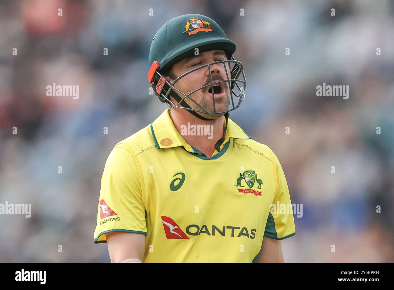 Un defunto Travis Head of Australia lascia il campo di gioco dopo essere stato catturato da Olly Stone of England durante la seconda Metro Bank One Day International England vs Australia a Headingley Cricket Ground, Leeds, Regno Unito, 21 settembre 2024 (foto di Mark Cosgrove/News Images) Foto Stock