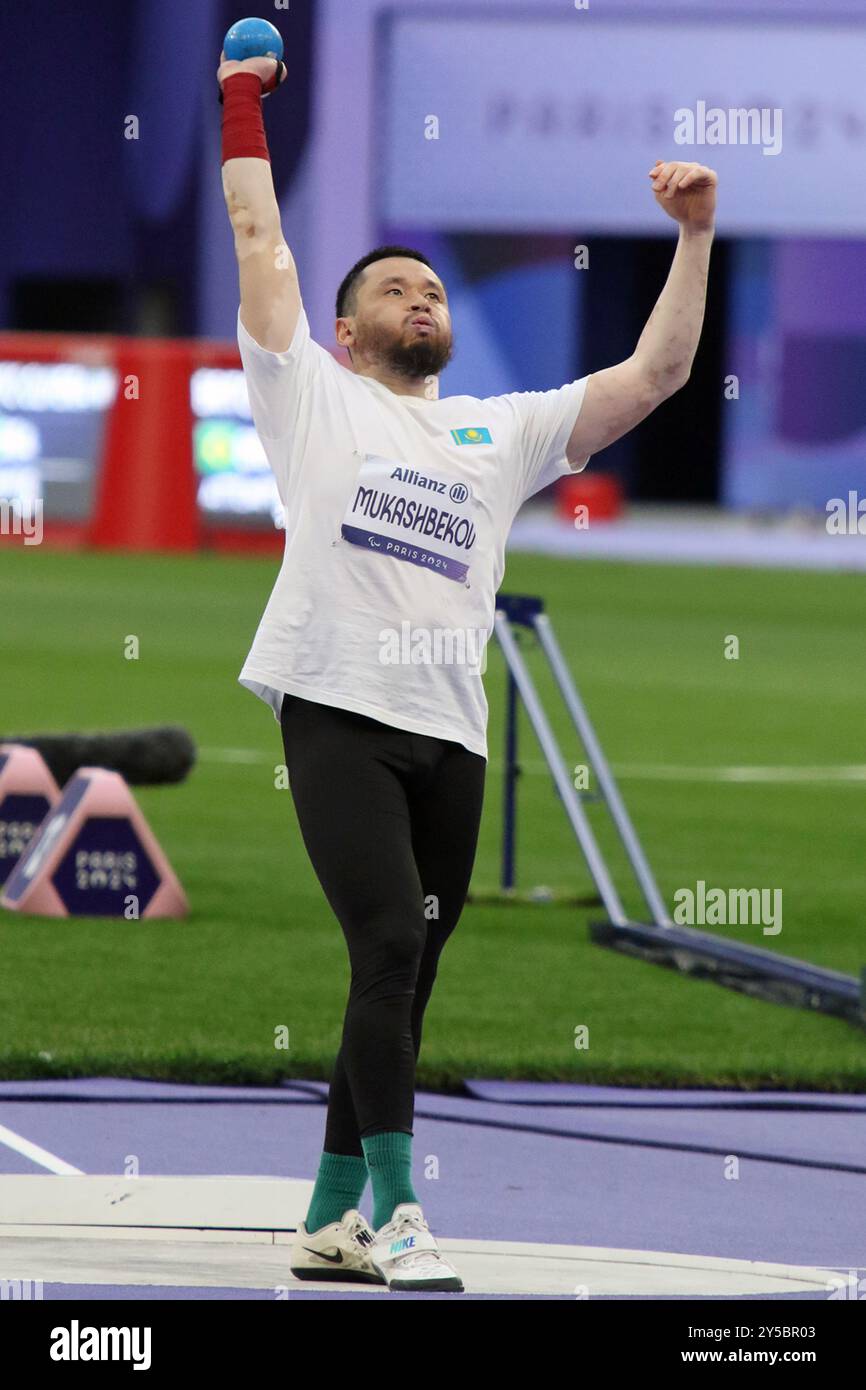 Dastan MUKASHBEKOV del Kazakistan ottiene il bronzo nella finale Para Athletics Men's Shot Put - F36 allo Stade De France nelle partite Paralimpiche del 2024 a Parigi. Foto Stock