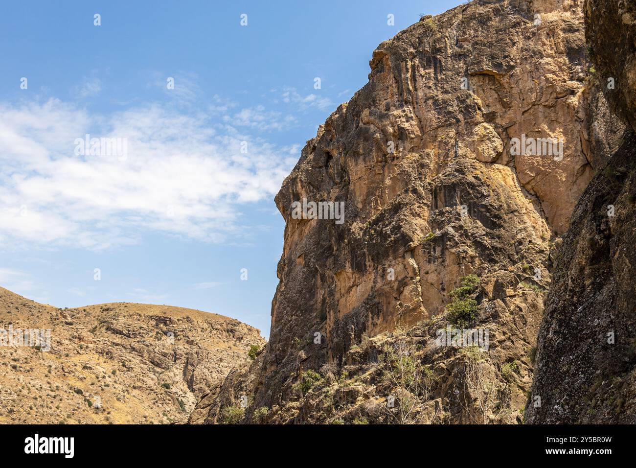 Scogliera del Noravank Canyon nei pressi del villaggio di Areni nelle province di Vayots Dzor, Armenia, durante il sole del giorno estivo Foto Stock