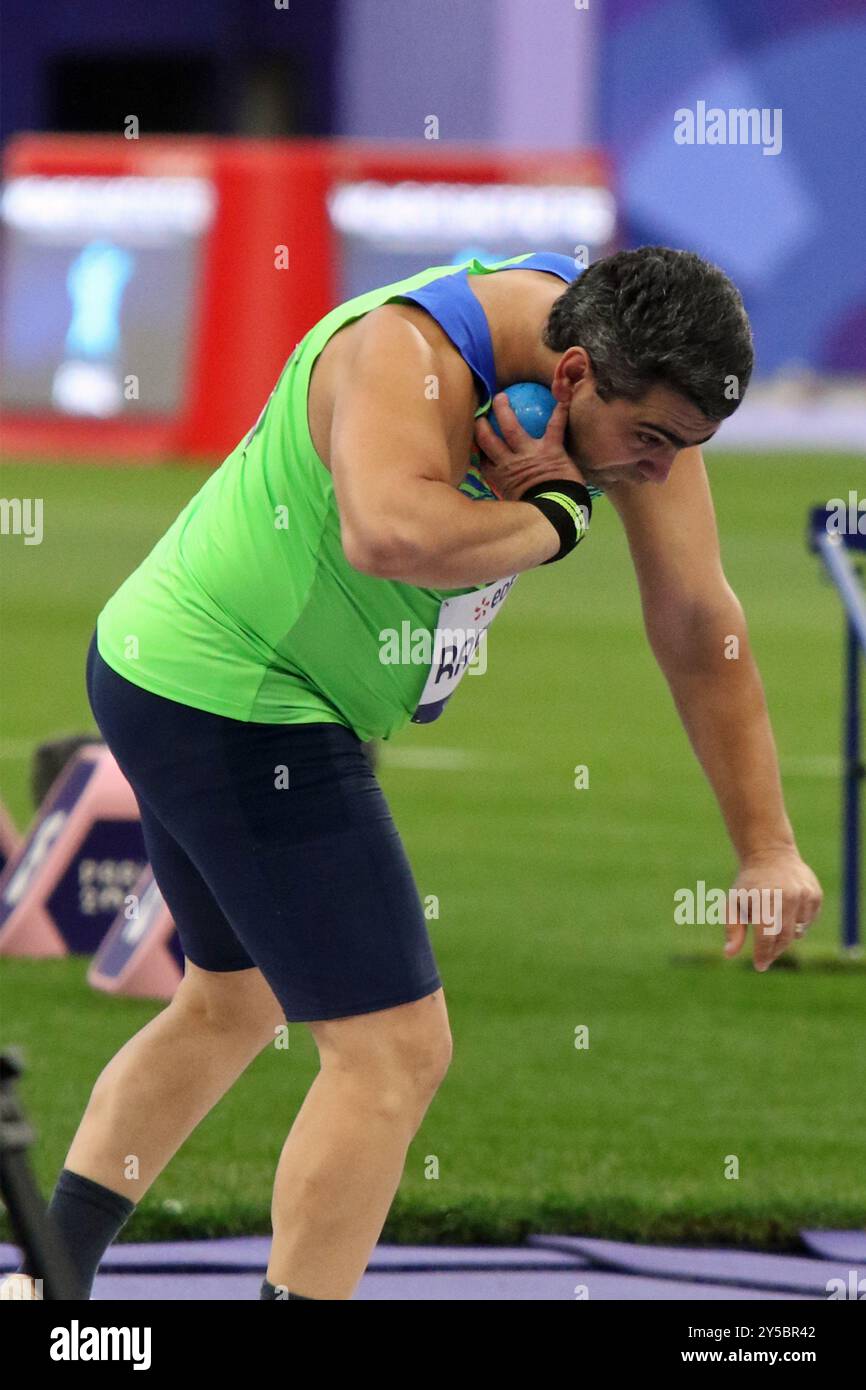 Rufat RAFIYEV dell'Azerbaigian nella finale Para Athletics Men's Shot Put - F36 allo Stade De France nelle partite Paralimpiche del 2024 a Parigi. Foto Stock