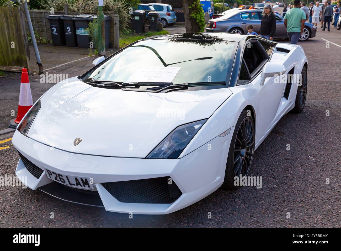 Westbourne, Bournemouth, Dorset, Regno Unito. 21 settembre 2024. I visitatori affollano il villaggio costiero di Westbourne per l'inaugurale Westbourne Motor Show, un evento gratuito che attira visitatori nel villaggio e nei negozi locali. Un'opportunità per fare un giro su alcune delle auto per provare il viaggio e provare l'emozione con i soldi che vanno in beneficenza. 2011 bianco Lamborghini Gallardo LP560-4 BiClore - Gen 2, 5,2 V10, 1 di soli 200 esemplari. Crediti: Carolyn Jenkins/Alamy Live News Foto Stock