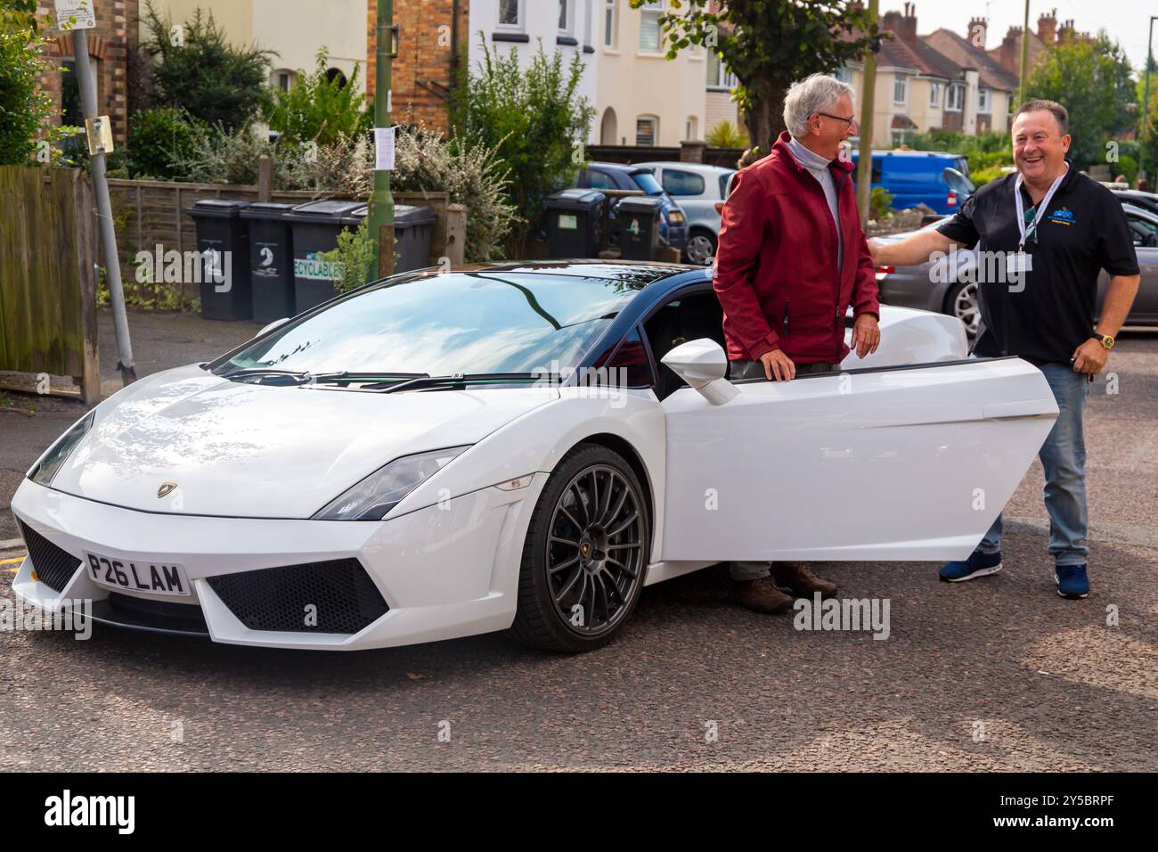 Westbourne, Bournemouth, Dorset, Regno Unito. 21 settembre 2024. I visitatori affollano il villaggio costiero di Westbourne per l'inaugurale Westbourne Motor Show, un evento gratuito che attira visitatori nel villaggio e nei negozi locali. Un'opportunità per fare un giro su alcune delle auto per provare il viaggio e provare l'emozione con i soldi che vanno in beneficenza. 2011 bianco Lamborghini Gallardo LP560-4 BiClore - Gen 2, 5,2 V10, 1 di soli 200 esemplari. Crediti: Carolyn Jenkins/Alamy Live News Foto Stock