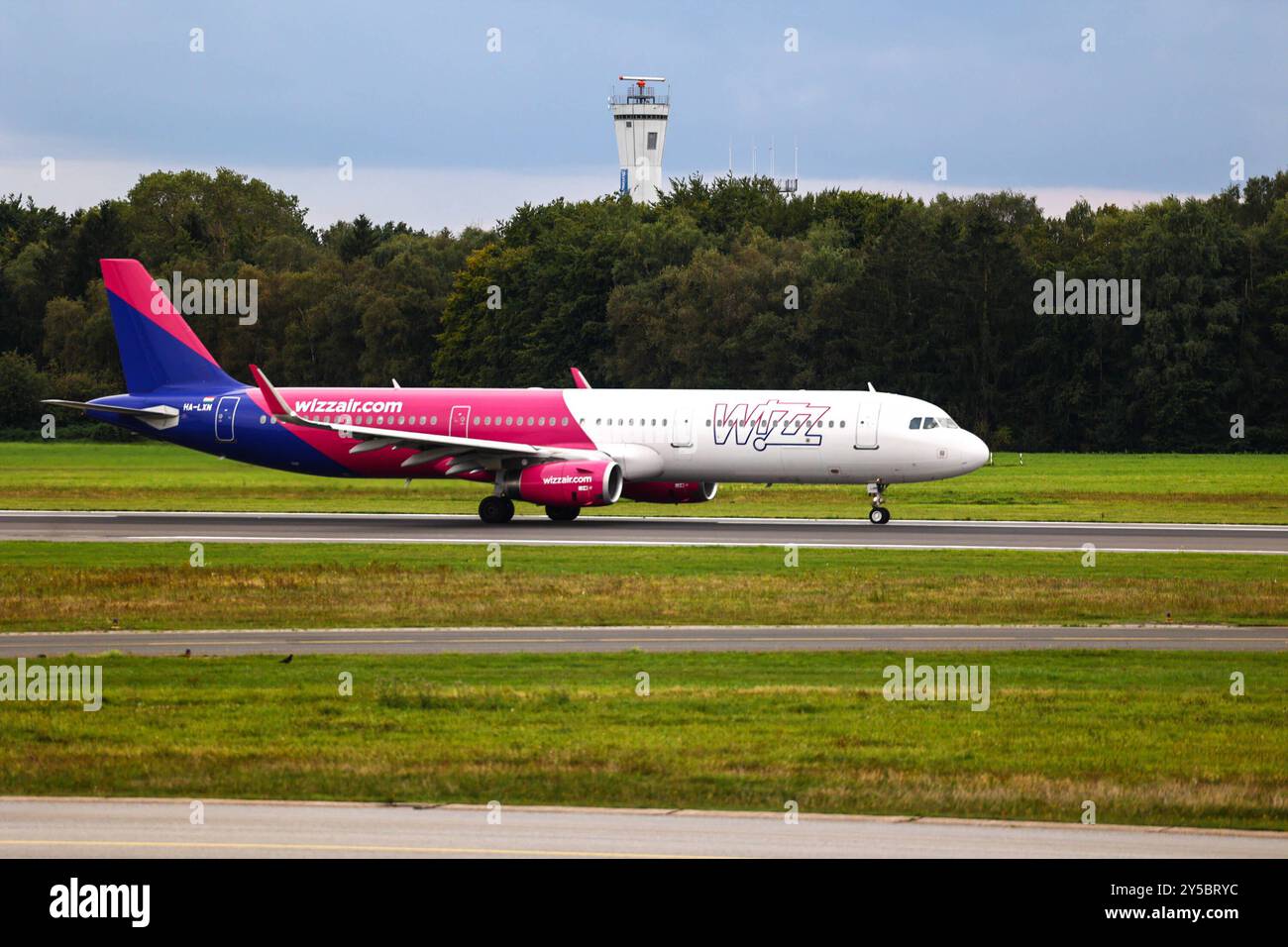 Stockbilder 09/2024 Wizz Air Flugzeug auf dem Hamburg Airport Helmut Schmidt *** foto d'archivio 09 2024 Wizz Air aeroplano presso l'aeroporto di Amburgo Helmut Schmidt Copyright: XLobeca/RalfxHomburgx Foto Stock