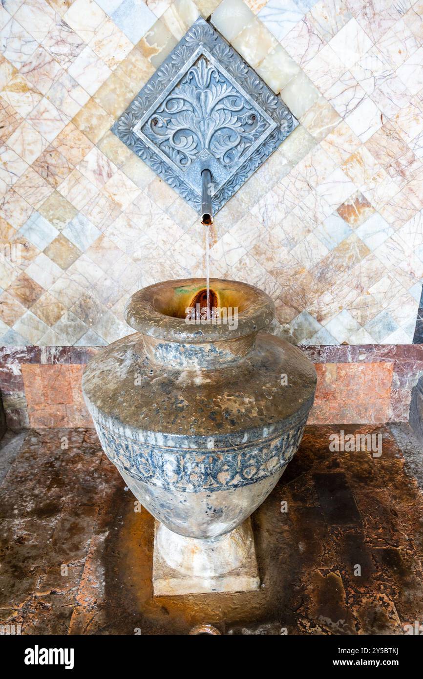 Fonte naturale di acqua potabile calda nella Galleria d'acqua minerale nella località turistica di Jermuk il giorno estivo Foto Stock